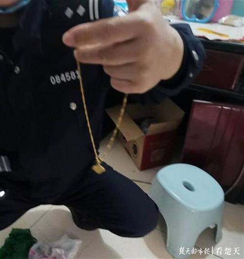 女子银行捡得三条金链一个金镯拒不认账引发深思