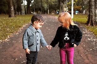 悲剧背后的反思，4岁女童洗澡时被哥哥电伤，父亲回应引热议